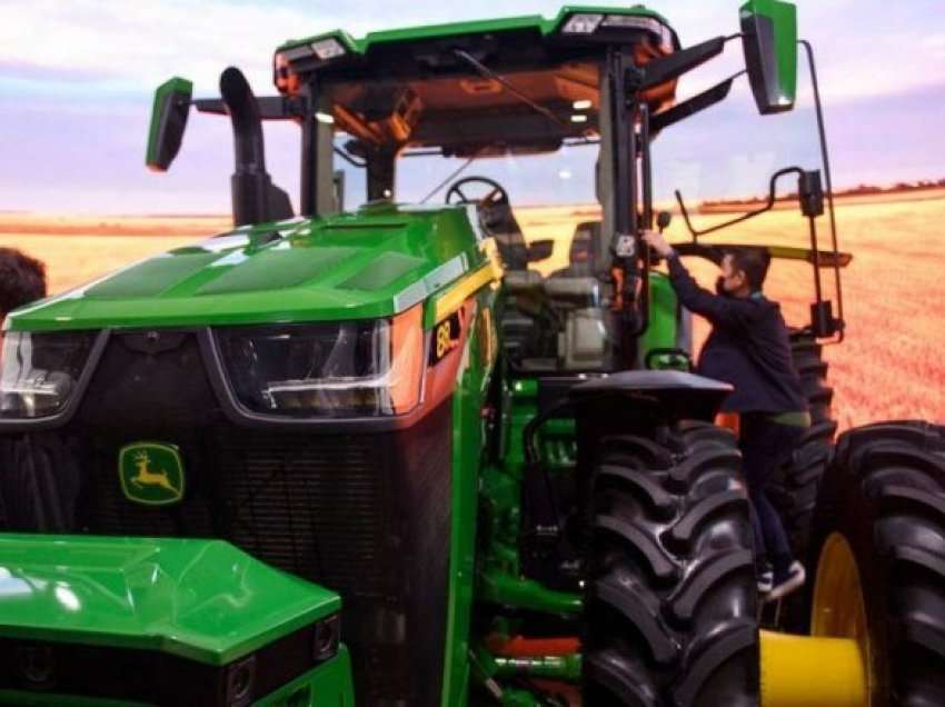 Kompania “John Deere” prezanton traktorin që mund të punojë arat pa shofer