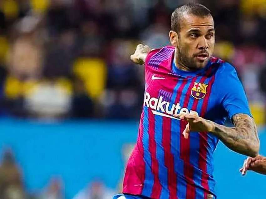 Dani Alves i bën thirrje Xavit