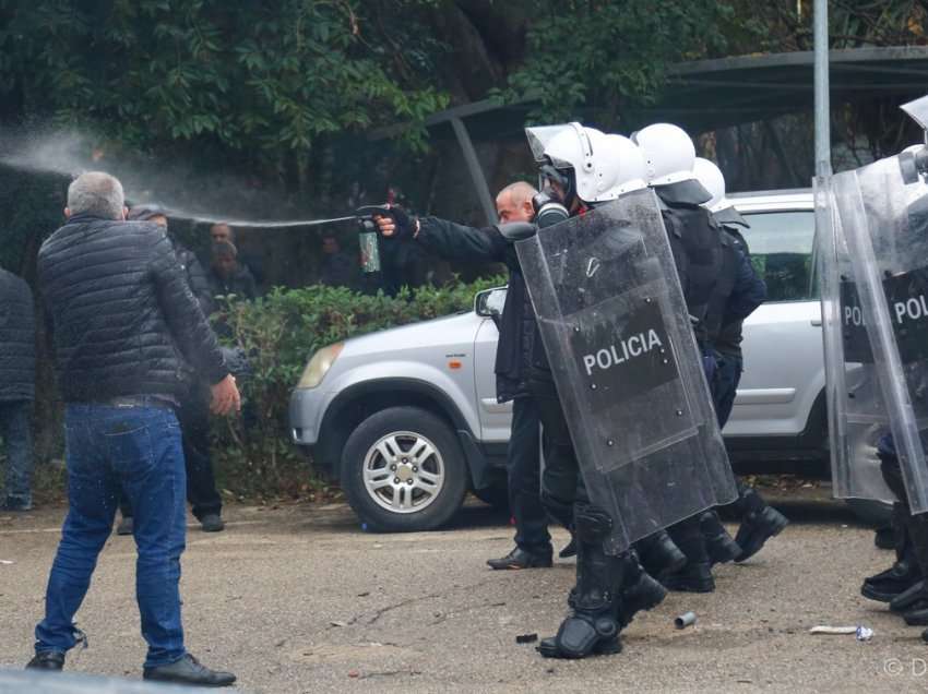 Shkon në 20 numri i protestuesve të shoqëruar në polici