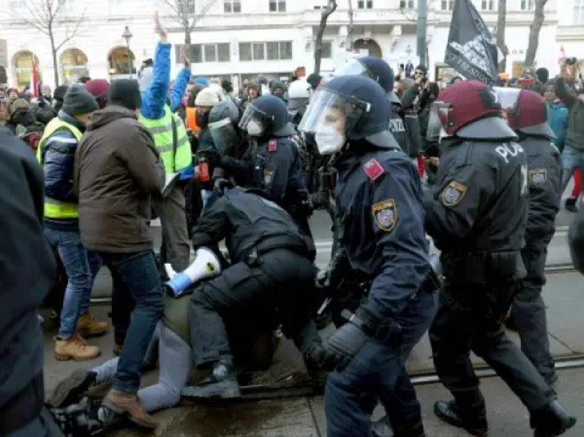 ​Policia përleshet me protestuesit anti-vaksina në të gjithë Evropën pas shtrëngimit të masave