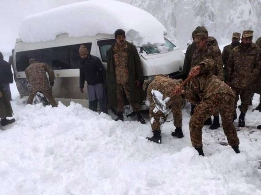 21 të vdekur në Pakistan, pasi bora e madhe bllokoi shoferët në automjetet e tyre