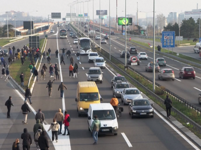 “Nuk i besojmë Vuçiçit”/ Bllokohen rrugët në Serbi, shoferi rrihet me protestuesit