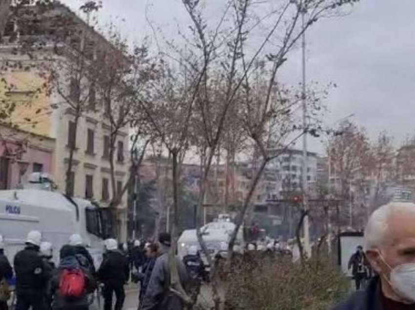 Protesta para PD, ambulanca në gatishmëri, dy të moshuar kanë nevojë për ndihmë mjekësore