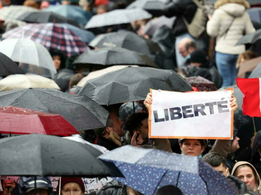 Protestuesit kundër vaksinimit në Francë i thonë Macronit, 