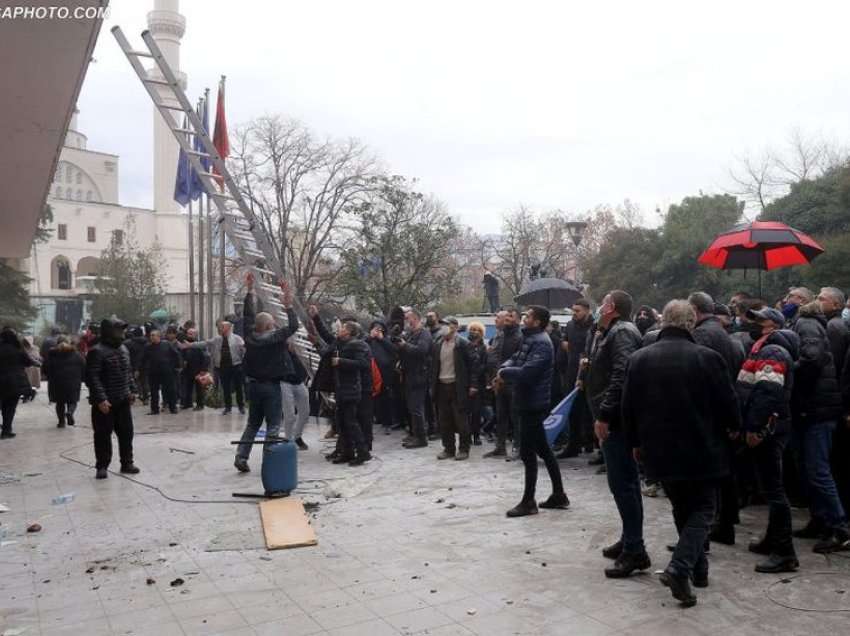 FRD pas protestës në selinë e PD: Sot dhe më fanatikët janë shokuar