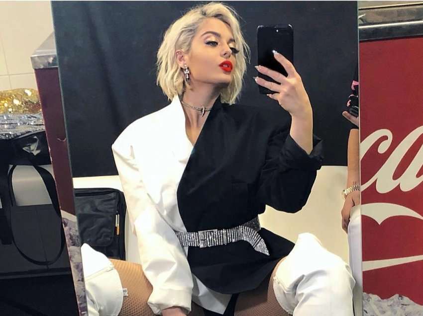 Bebe Rexha sjell fotografitë e para për 2022-n, shfaqet atraktive në pozat e saj nga vetura