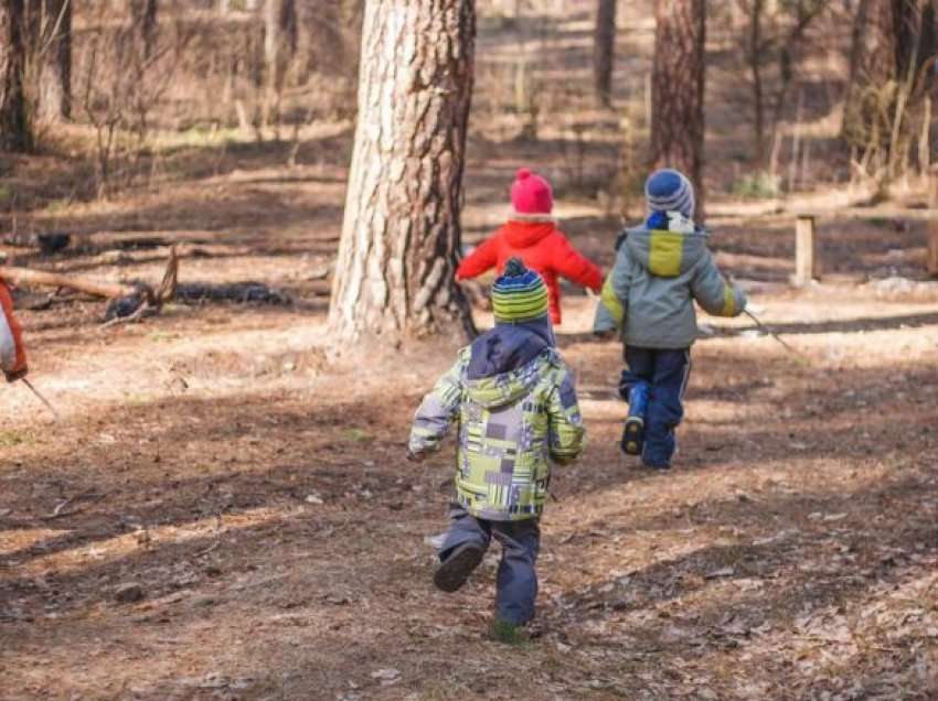 Mos i mbyllni fëmijët në shtëpi në dimër! Ka disa arsye shëndetësore pse duhet të luajnë jashtë dhe kur është ftohtë