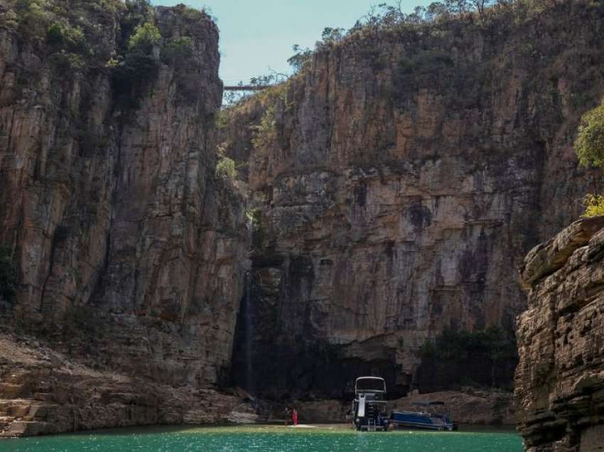 Shtatë të vdekur pasi një pjesë e shkëmbit bie mbi varkë pranë një ujëvare