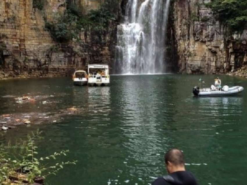 Shkëmbi bie mbi varkën, vdesin 7 persona, zhduken 3 të tjerë