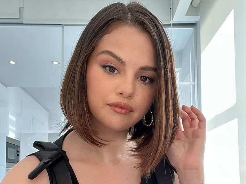 Selena Gomez nxjerr gjoksin, gati për të treguar diqka