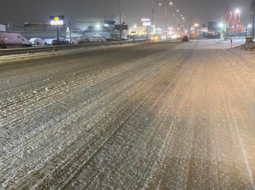 Vështirësohet qarkullimi i automjeteve në akset rrugore