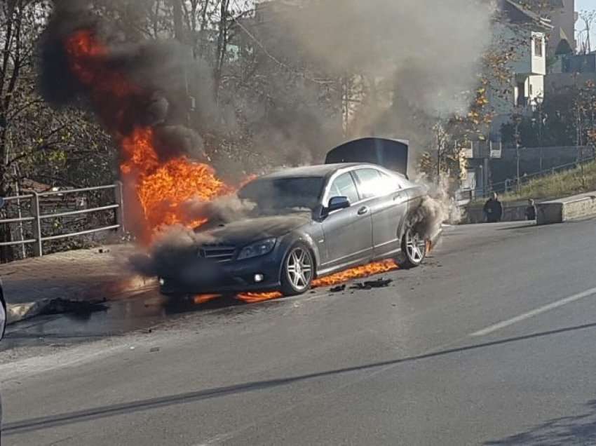 Mori flakë në lëvizje, digjet makina në rrugën e “Arbrit”