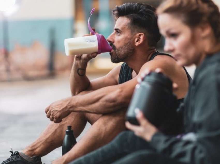 A duhet të pini shejk proteinash pas stërvitjeve?