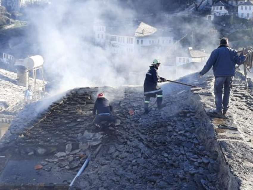 Përfshihet nga flakët një banesë në Gjirokastër, zjarri rrezikon edhe shtëpitë e tjera të zonës