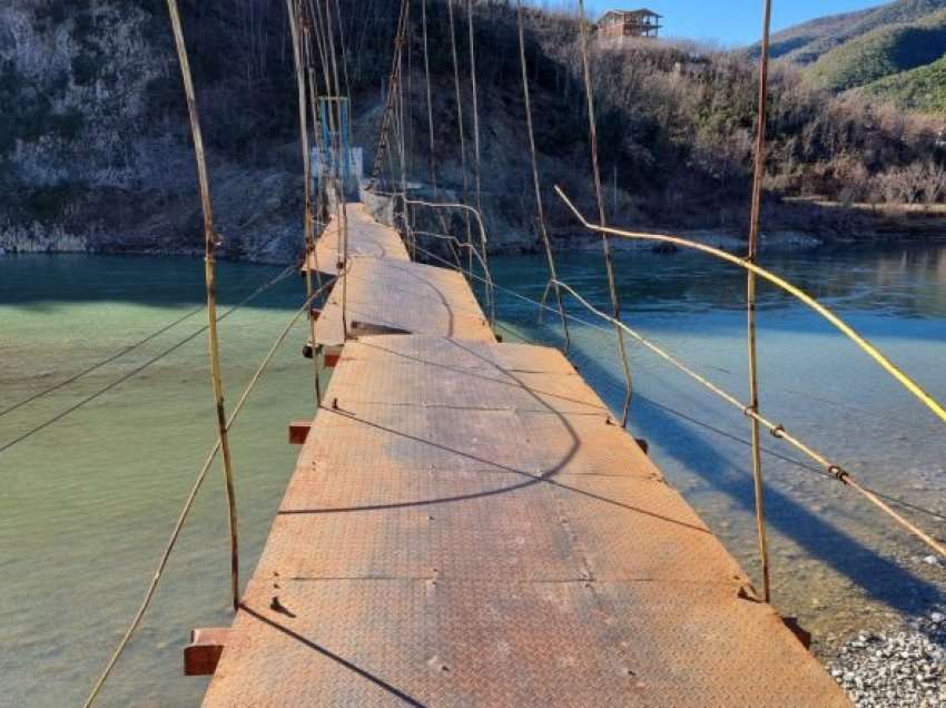 Çudira në Skuraj, ura ndahet në tri pjesë