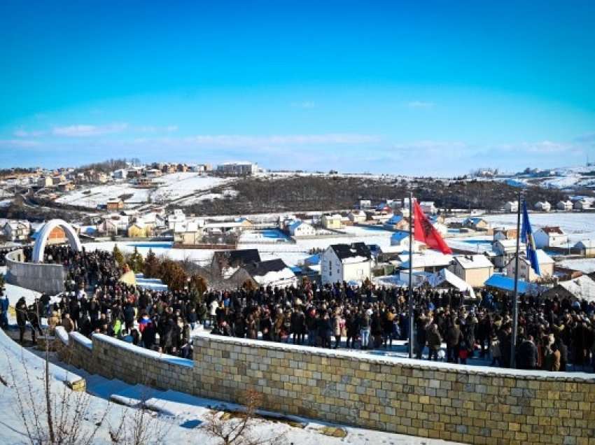 ​Të mbijetuarit e Reçakut kujtojnë ditën kur forcat serbe kryen masakrën ndaj civilëve shqiptarë