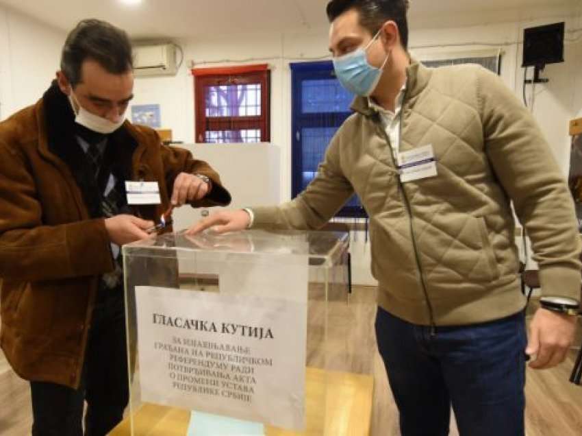 Hapen qendrat e votimit, serbët e Kosovës votojnë në Serbi