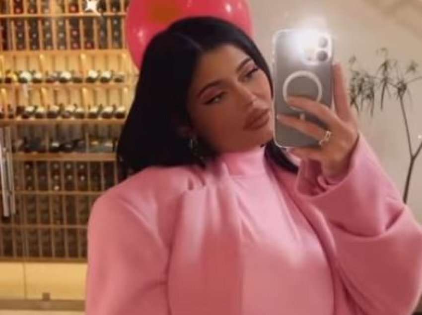 Kylie “sqaron” nje herë e mirë thashethemet e shtatzënisë