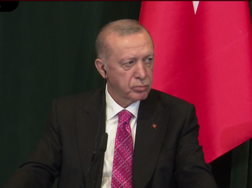 “Ah ç’më bëre me këtë pyetje”/ Gazetarja shqiptare zë ‘ngushtë’ Erdogan-in