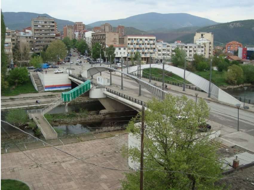 Mitrovicë/ Qytetarit ia dëmtojnë gomat e veturës në oborr