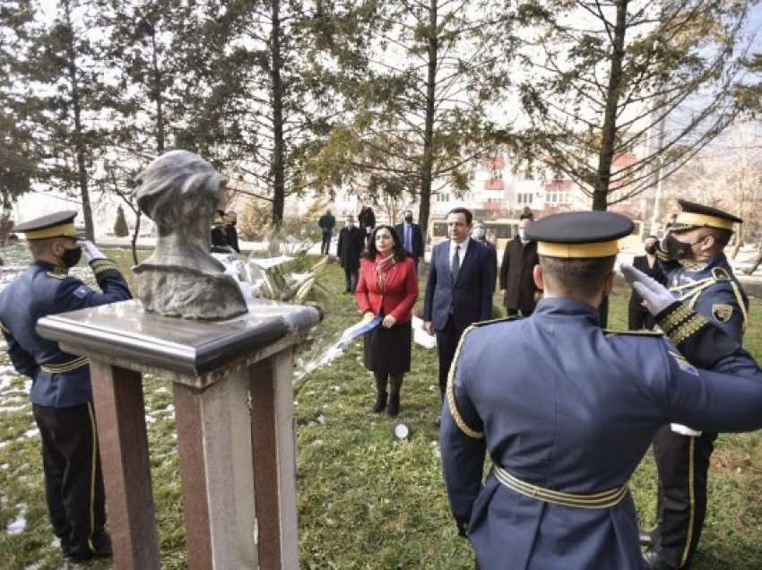 Kurti bëri homazhe te busti i Kadri Zekës