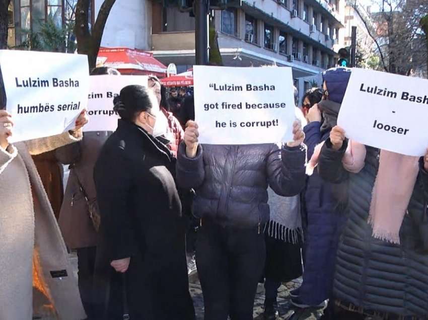 “Tradhtar, plehrë, o qelbësirë”/ Momenti kur mbështetësit e Berishës qëllojnë me vezë Bashën