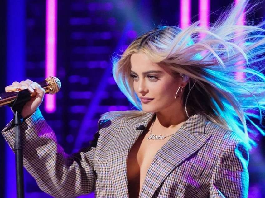 Bebe Rexha shmang me mjeshtëri një mosfunksionim të gardërobës në “Tonight Show”