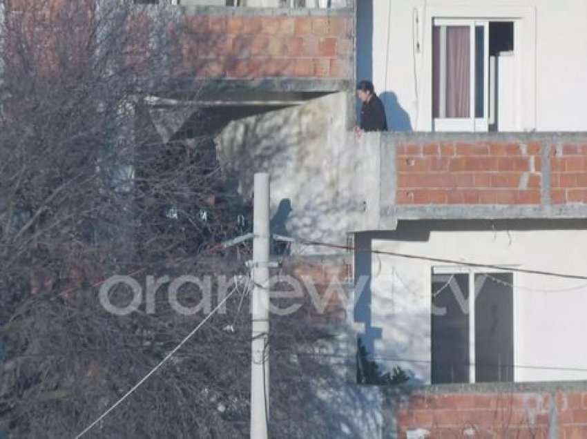 Asnjë negociatë me policinë, pronarja refuzon të dalë nga shtëpia, policët i rrethojnë banesën te 