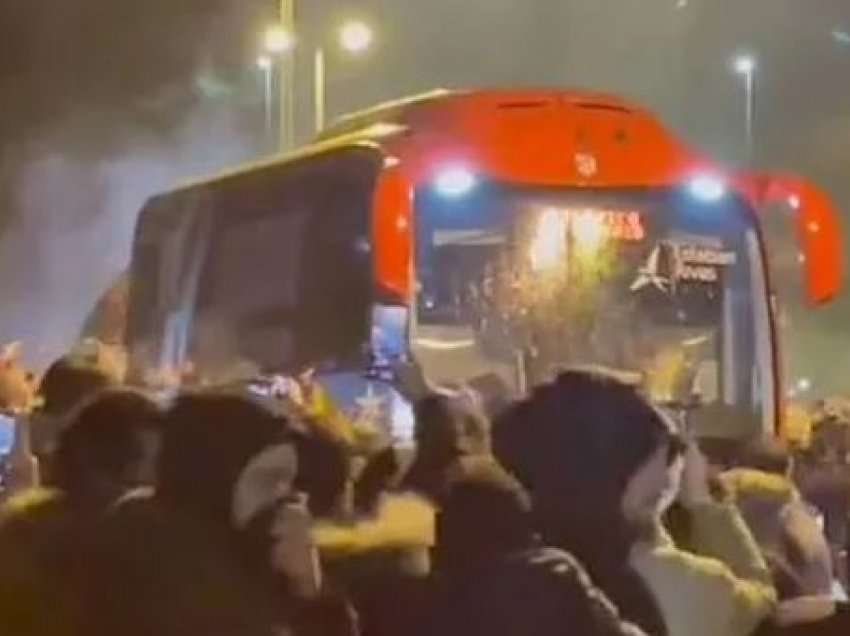 Sulm me gurë ndaj autobusit të madrilenëve