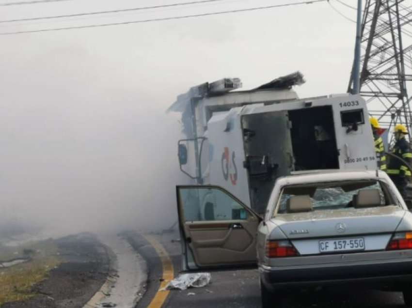 Autoblindi me para sulmohet në mes të autostradës, kalimtarët vjedhin paratë