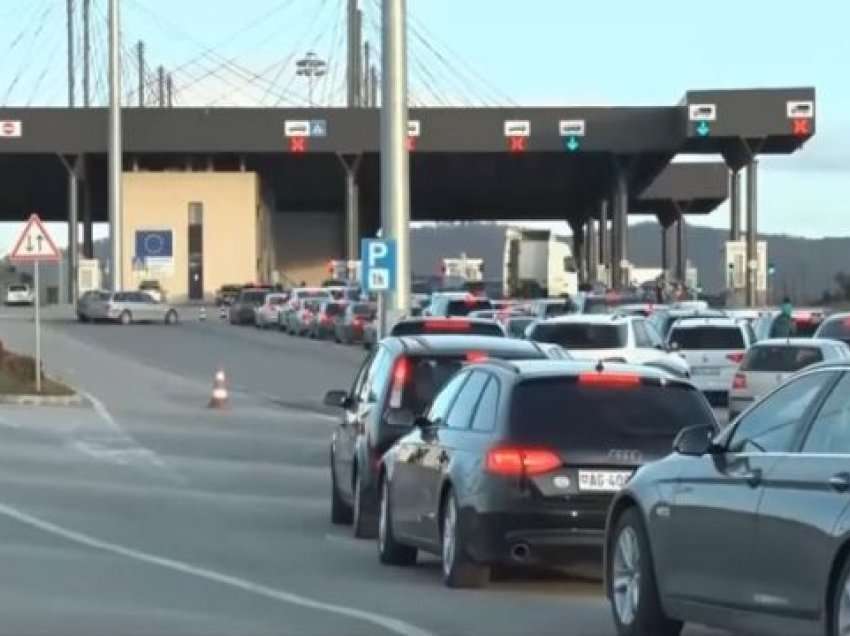 Tri doza të vaksinës, kufizimet për ata që hyjnë në Kosovë me masat e reja që miratohen sot