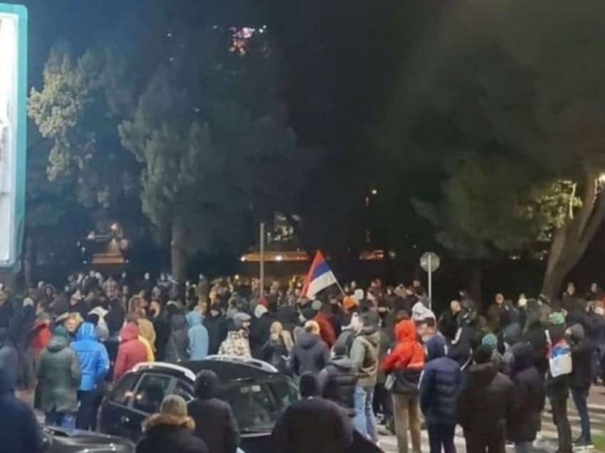 VOA: Mbështetësit e partive proserbe protestojnë kundër formimit të qeverisë së pakicës