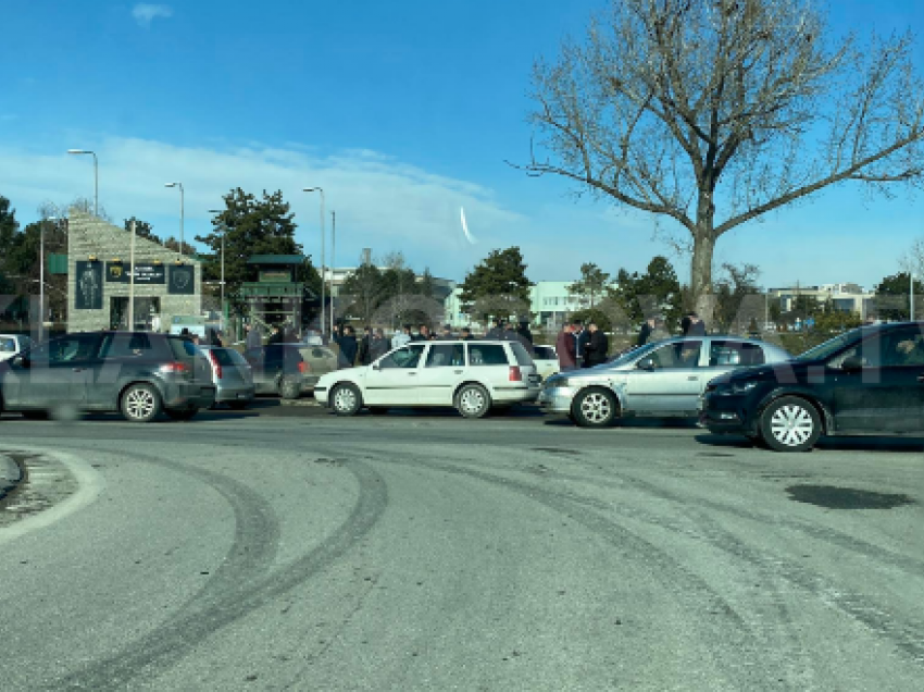 Tollovi pa maska e distancë pranë FSK-së, flasin nga ministria 