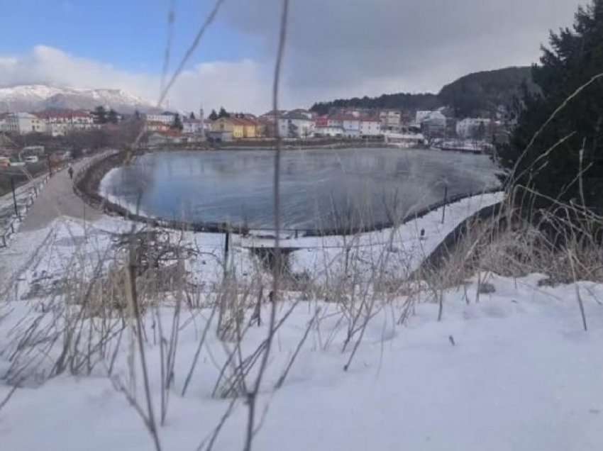 Pamje mahnitëse nga Puka/ Liqeni i qytetit ngrin plotësisht