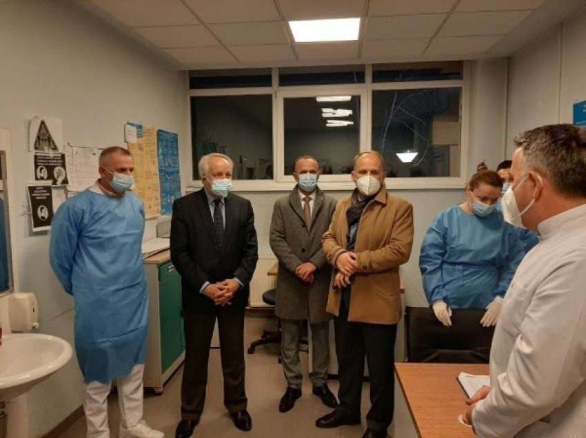 ​Latifi viziton Klinikën e Infektives, thirrje qytetarëve për vaksinim kundërCOVID-19