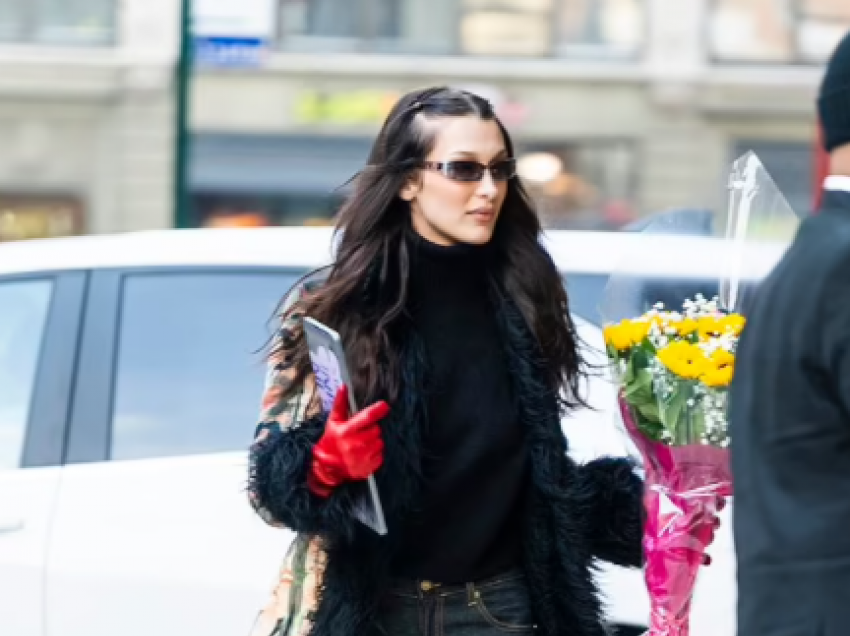 Bella Hadid me veshje elegante dhe me lule në dorë viziton shtëpinë e Gigi Hadid në New York