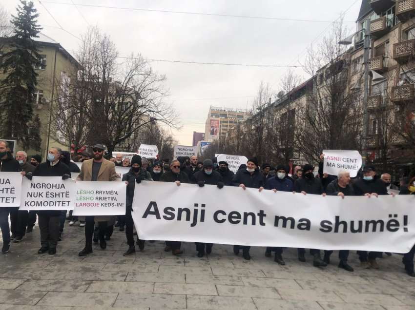 Paralajmërimet për shtrenjtim të rrymës, protestuesit i përgjigjen Kurtit: Ose neve ose KEDS-in