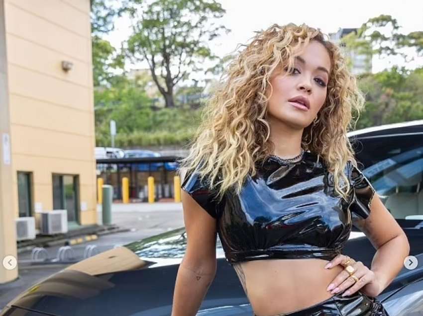 Rita Ora vishet shkurtë dhe pozon si modele