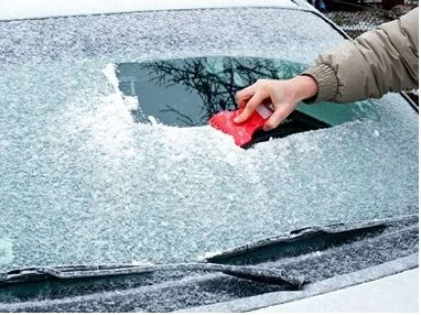 Metoda të shpejta për shkrirjen e akullit në xhamin e makinës suaj