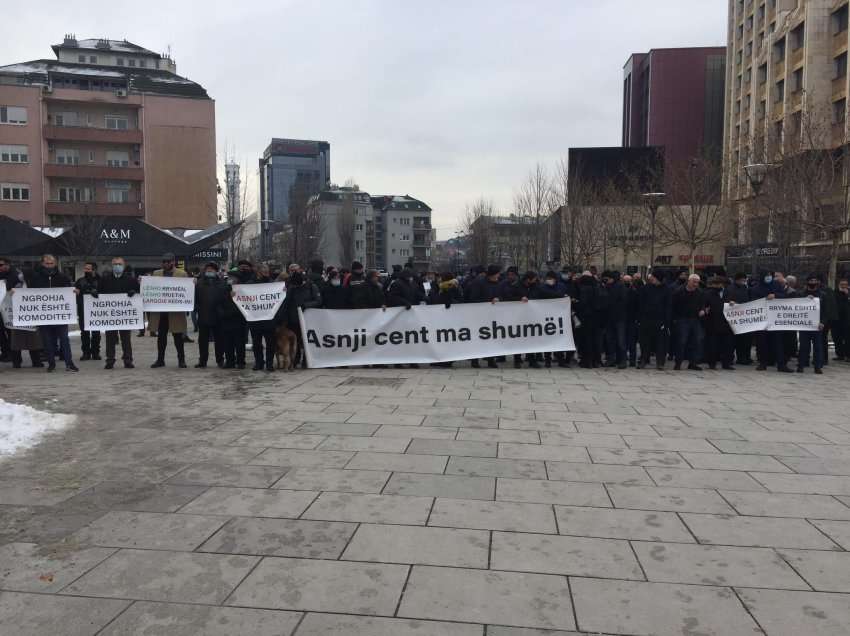 200 persona morën pjesë në protestën kundër shtrenjtimit të energjisë elektrike 