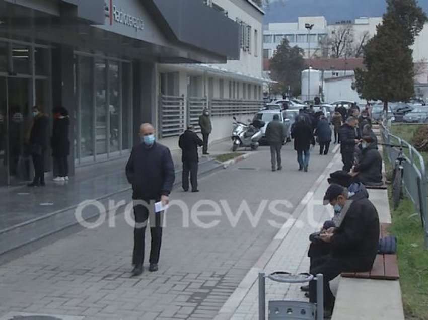 Shëndetësia as falas, as në kohë! Qytetarët: Presim me orë të gjata, paguajmë nën dorë mjekët