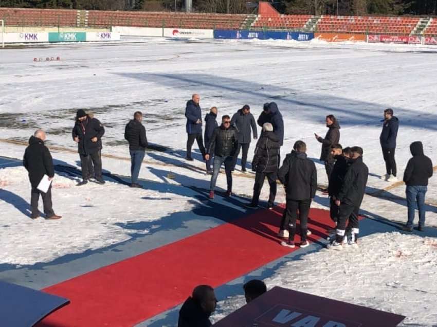 Ngrijnë tubat e ujit, futbollistët lahen në hotel pas ndeshjes! Anësori rrëshket në akull