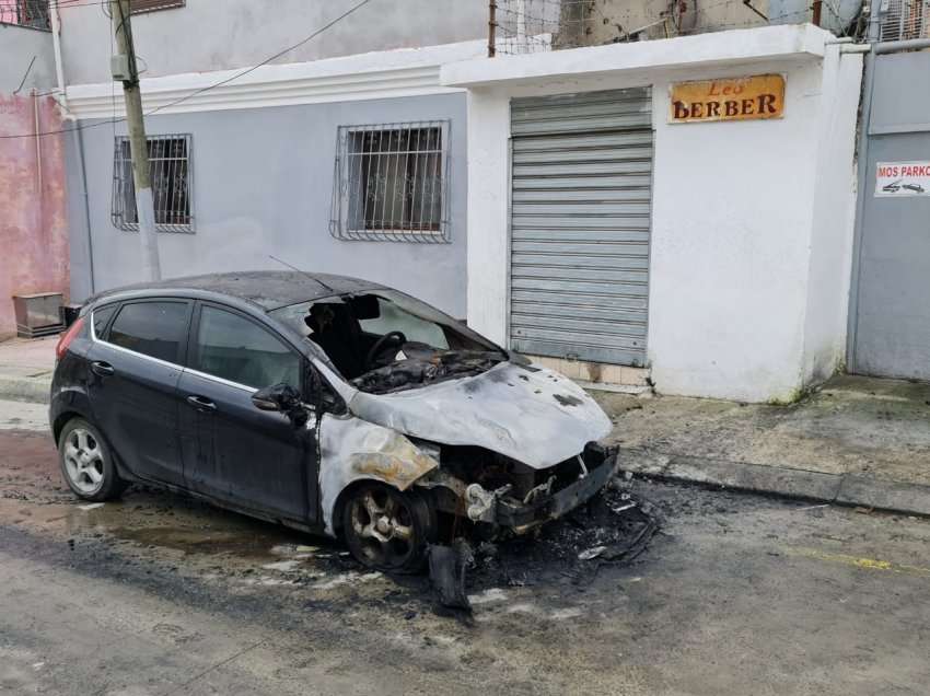 Makina e parkuar në rrugë merr flakë, shkatërrohet tërësisht