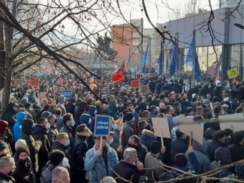 Edhe një deputet i AAK-së mori pjesë në protestën e PSD-së 