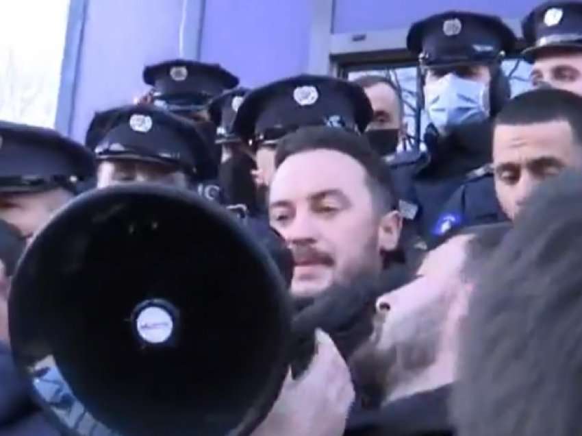 Dalin pamjet nga momenti i përplasjes së protestuesve me policinë