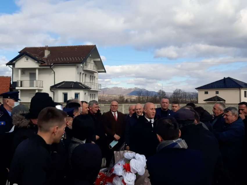 Haradinaj, Gjini, Ramosaj e Latifi bëjnë homazhe te “Monumenti i Dëshmorëve” në Rogovë të Hasit