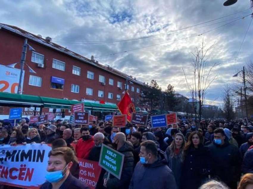 Kjo ish-deputete e LDK-së mori pjesë në protestën e PSD-së