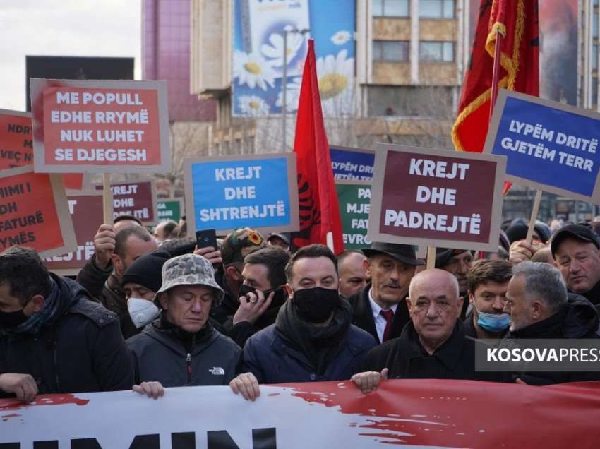 “Kundër shtrenjtimit të rrymës dhe kundër Albinit”, Gjinovci tregon kush po proteston kundër Kurtit