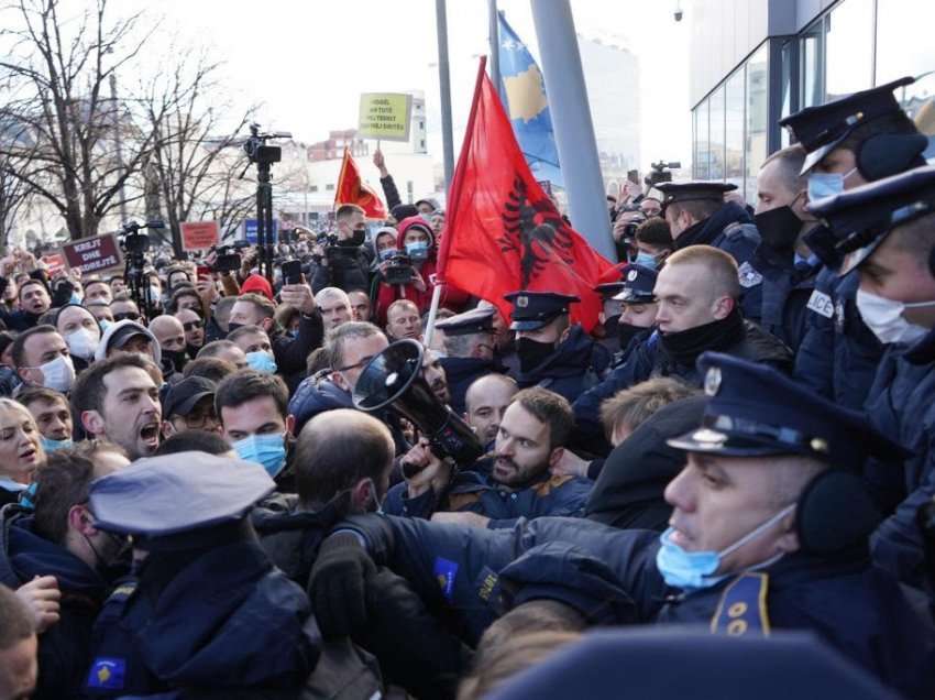 Përfundon protesta kundër shtrejtimit të rrymës, përleshje mes protestuesve dhe policisë