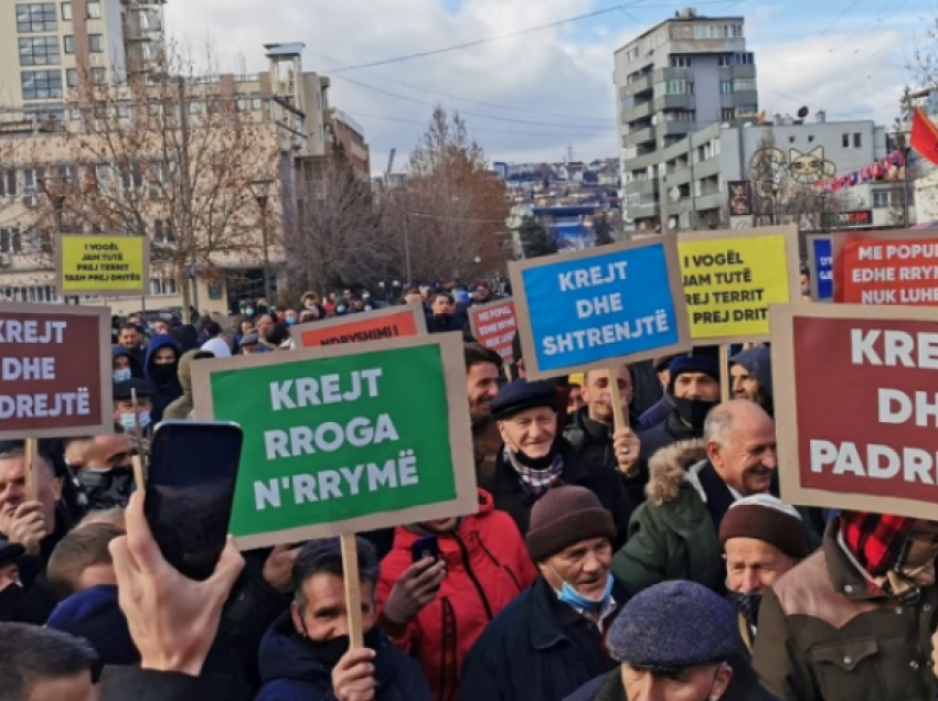 Protesta për shtrenjtimin e rrymës, tre policë mbetën të lënduar